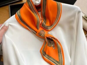 Carré de soie orange